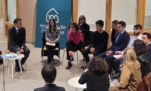 Emmanuel Macron dévoile la stratégie TND au sein de la Maison de l’autisme.