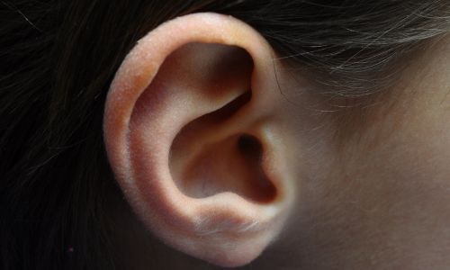 Gros plan sur l’oreille d’un enfant.