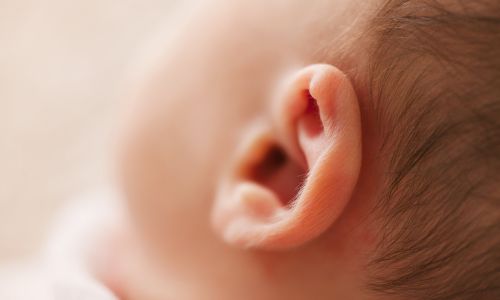 Gros plan sur l’oreille d’un bébé.