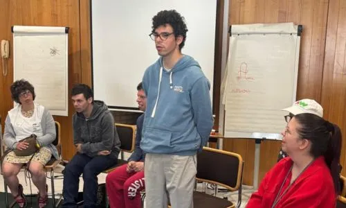 Arthur lors d’un groupe de paroles entouré d’autres « Williams ».
