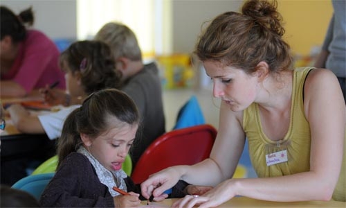 UNe femme et une jeune fille autour d'une table