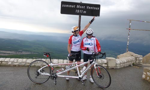 Illustration article Le mont Ventoux en tandem avec un cycliste aveugle