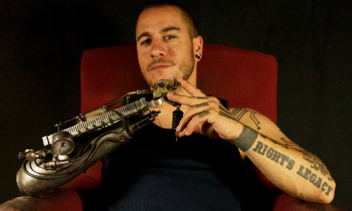 Illustration article Amputé : l'unique tatoueur au bras biomécanique !