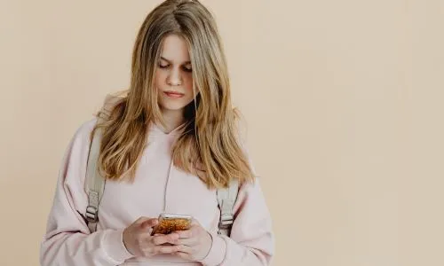 jeune fille sur son téléphone