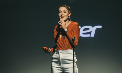 Tiffany Mazars en pleine conférence.