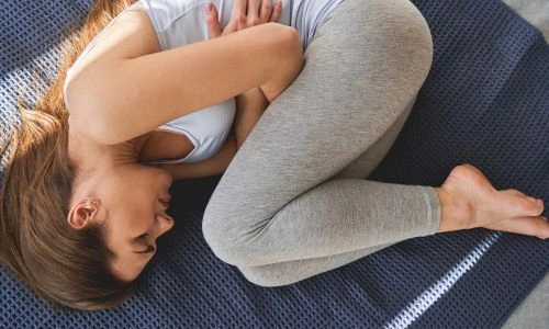 Jeune femme en position f&oelig;tale