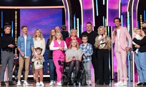 Mika, Sophie Davant (présentatrice) et d’autres sur le plateau du Téléthon
