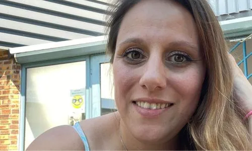 Laetitia, souriante, en mode selfie.