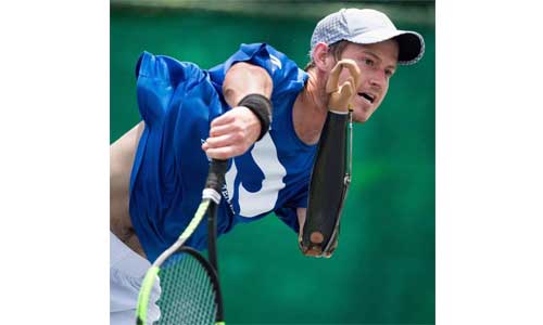 Illustration article Un tennisman sans bras gauche se hisse à l'ATP