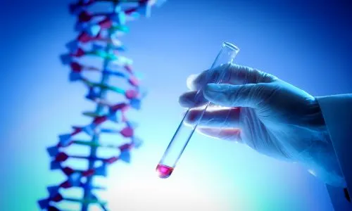 Un généticien tient un tube qui contient un fragment d’ADN.