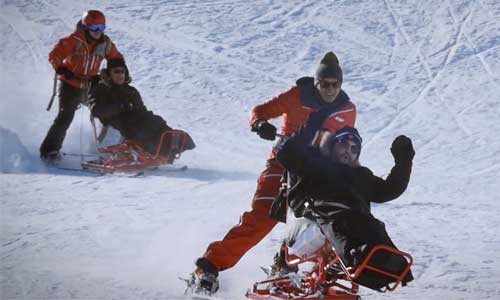 Tony Moggio, tétra, dévale la Vallée blanche en tandem ski