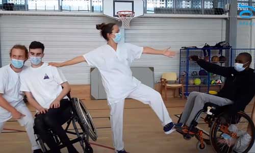 Touché par leur clip, Grand corps malade en visite en rééduc
