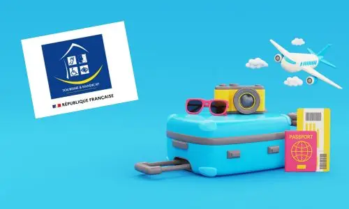 Illustration d'accessoires de voyage et d'un avion sur fond bleu.