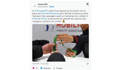 Le service mobilité ADP remettant un cordon tournesol à un passager.