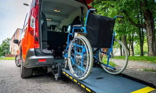 V&eacute;hicule adapt&eacute; avec un fauteuil roulant