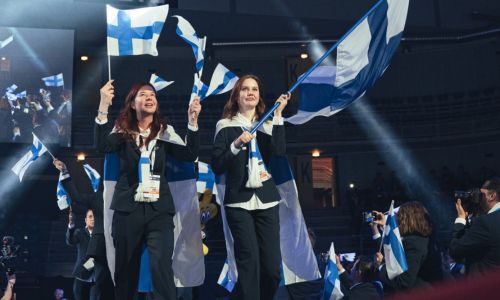 Deux compétitrices finlandaises agitant leur drapeau.