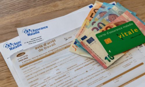 Arrêt de travail sous une liasse de billets et une carte Vitale.