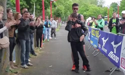 Illustration article Valentin et son frère handicapé bouclent un triathlon