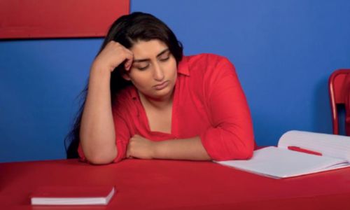 Femme somnolant sur son bureau