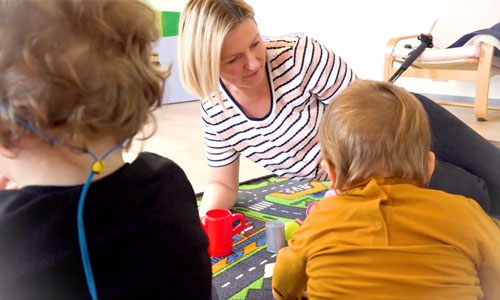 Illustration article Trophées: ces nounous qui prennent soin d'enfants handicapés