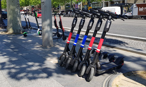 Illustration article Trottinettes  électriques : éjectées des trottoirs parisiens