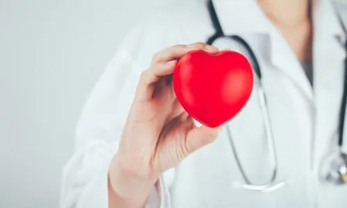 m&eacute;decin qui tient un c&oelig;ur