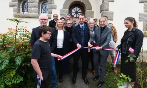 Inauguration devant la maison Mad&eacute;o avec des officiels, des pros et des ados.