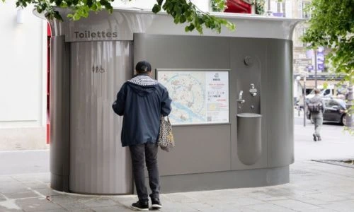 Un homme devant des sanisettes &agrave; Paris