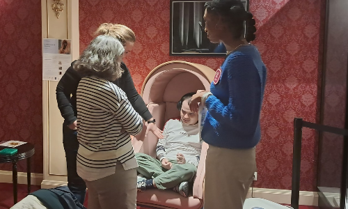 fauteuil OTO avec trois personnes autour