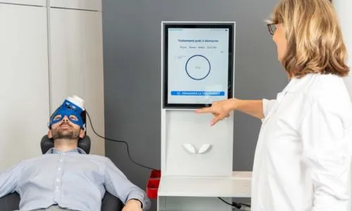 Test du dispositif Sonomind sur la t&ecirc;te d&rsquo;un patient.