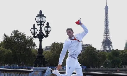 Hanquinquant saute dans les airs à sa remise de médaille devant la Tour Eiffel.