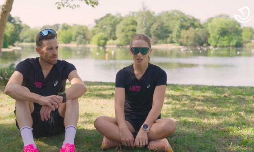 Héloïse Courvoisier et Thibaut Rigaudeau en pleine interview, assis dans l’herbe