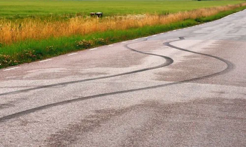 Traces de pneus en zigzag sur la chauss&eacute;e