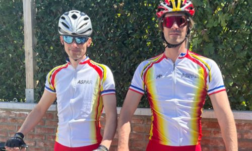 Axel Allétru et Aurélien Vauquelin derrière leur tandem, en tenue de cycliste.
