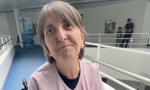 Béatrice Idiard-Chamois, souriante, à l’entrée de son service hospitalier.