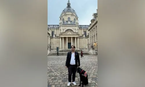 Mathys Dupuy avec son chien guide Uriel à la Sorbonne
