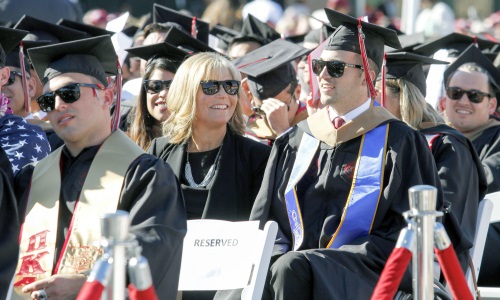 Illustration article États-Unis : une mère diplômée pour son travail d'aidante