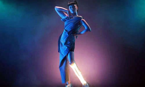 Illustration article Viktoria Modesta danse avec une prothèse pic à glace