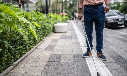 dalles podotactiles utilis&eacute;es par une personne d&eacute;ficiente visuelle