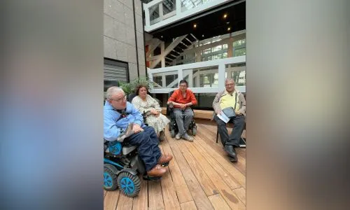 Table-ronde avec trois hommes en situation de handicap et leurs accompagnantes