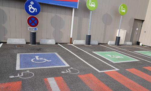 Places de parking PMR avec bornes de recharge électrique.