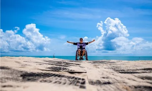 Un homme en fauteuil roulant sur la plage