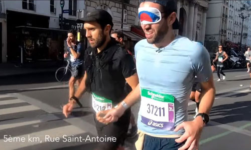 Voyant, il court le Marathon de Paris 2021 les yeux bandés