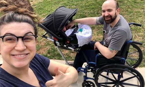 USA : des élèves conçoivent une poussette pour fauteuil