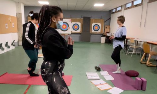 Des élèves du lycée Toulouse-Lautrec font du yoga avec leur professeur.