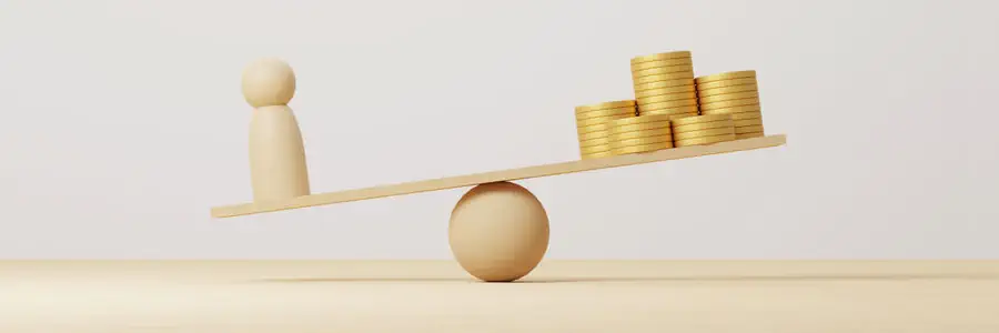 Mobile  en bois équilibrant des pièces et une figurine (@Stocklib 174559747))