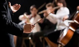 Sourd, il dirige un orchestre en ressentant la musique