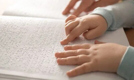 À 200 ans, le braille se bat pour se maintenir à flot 