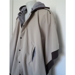 Cape imperméable adaptée pour fauteuil roulant (image 1) - Cliquez pour la voir en plus grand, dans une nouvelle fenêtre. Cape imperméable adaptée pour fauteuil roulant (image 1)