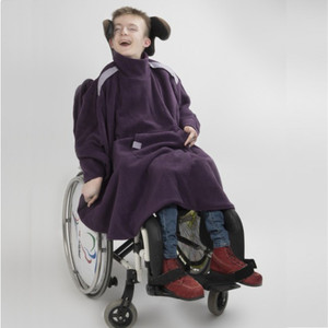 Cape TESS adaptée pour fauteuil avec corset siège (image 1) - Cliquez pour la voir en plus grand, dans une nouvelle fenêtre. Cape TESS adaptée pour fauteuil avec corset siège (image 1)
